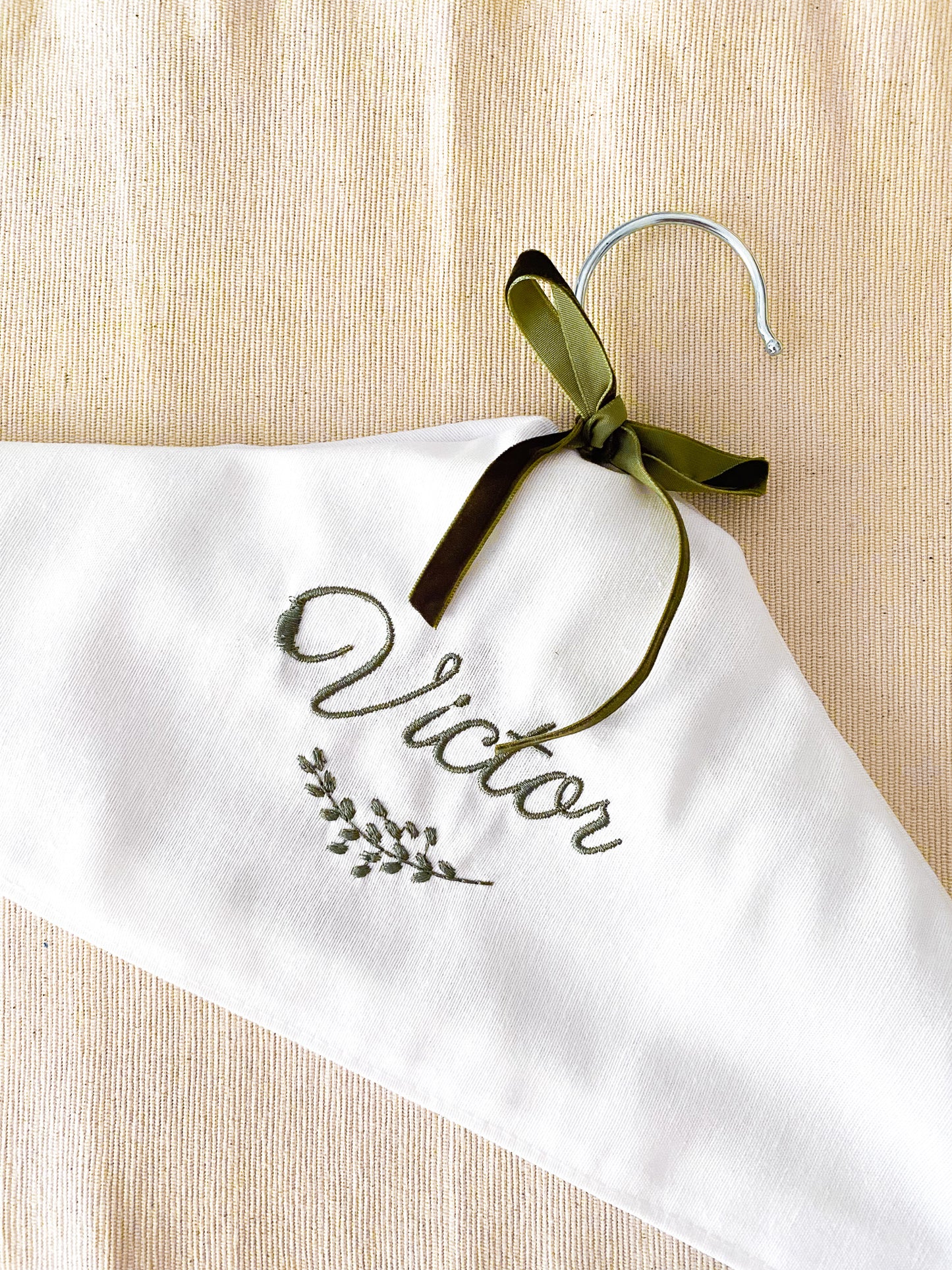 Forro para percha bordado olivo - Victor (Outlet)