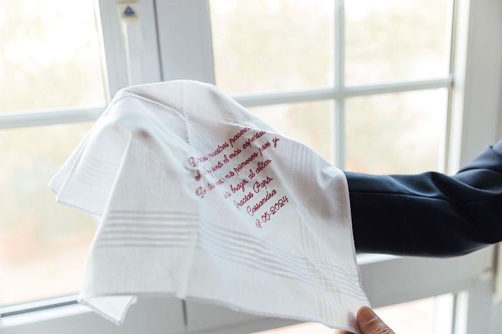 Pañuelo blanco personalizado con frase bordada