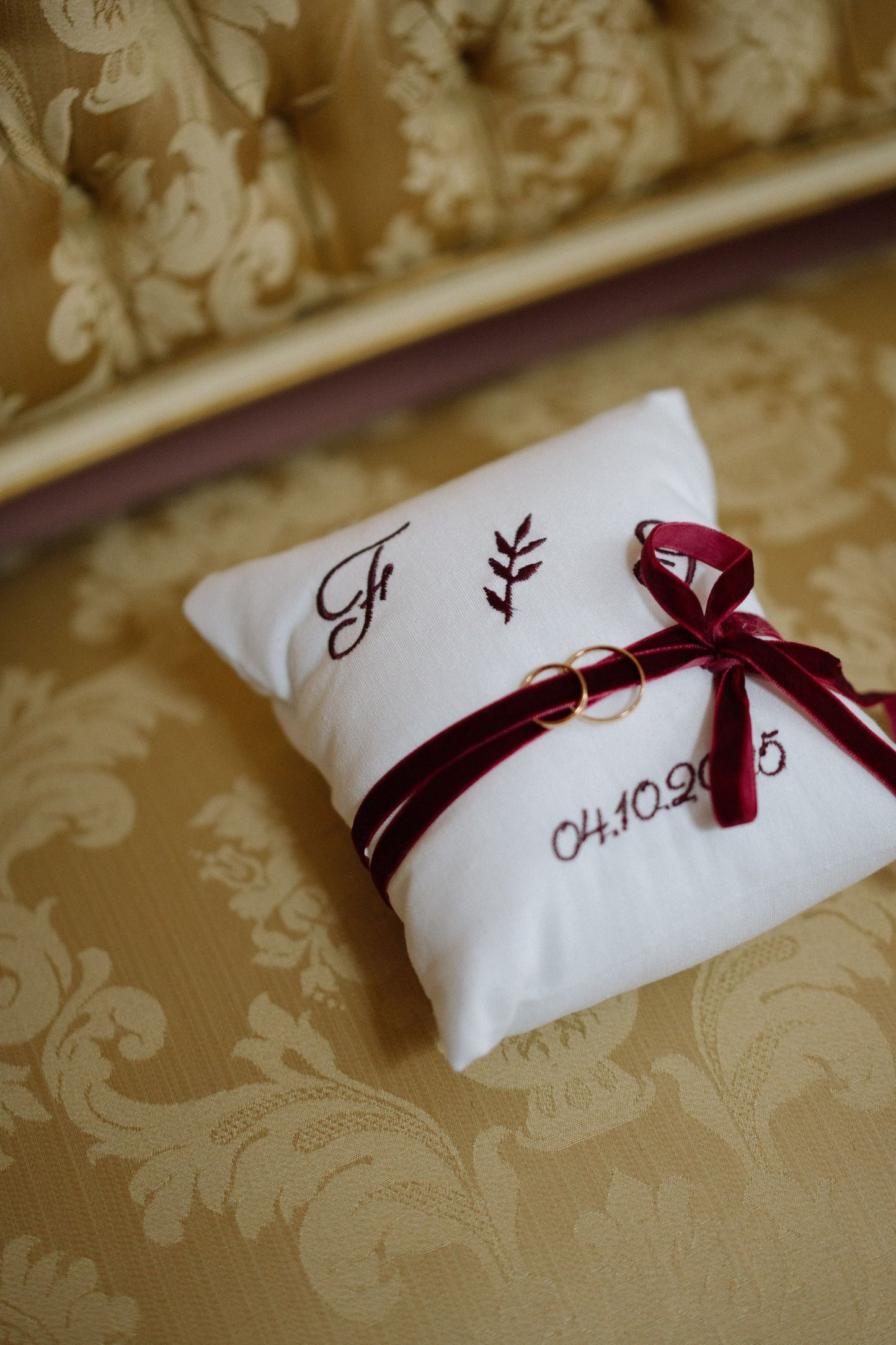 Cojín porta alianzas iniciales olivo