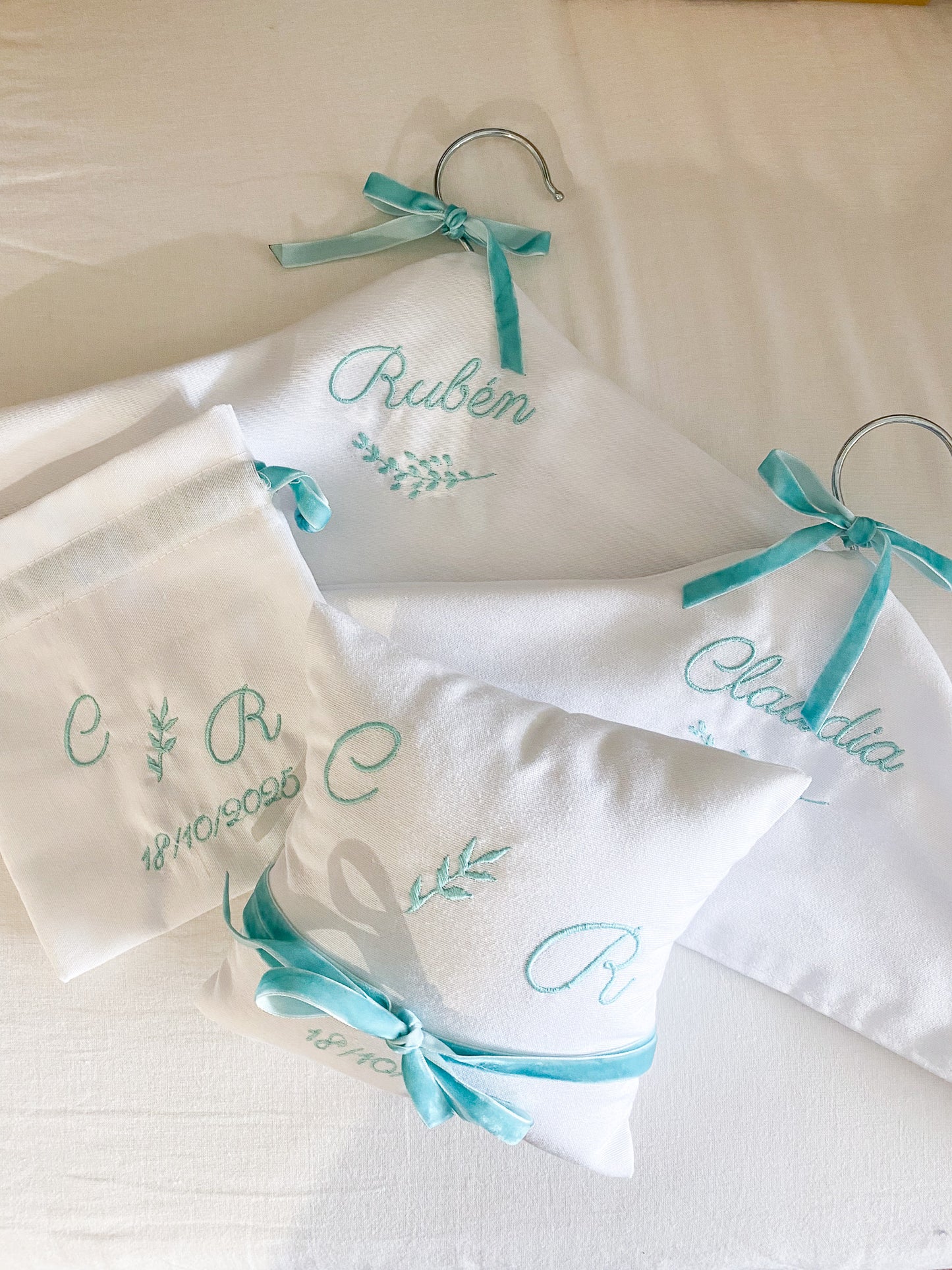 Pack Novios: cojín + saquito arras + perchas